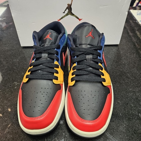 Sz 10.5 M / sz 12W Jordan 1 Low SE \